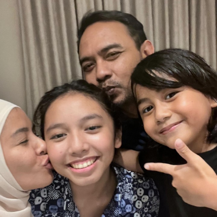 <p>Lyrics Syabila Mu Saqeena lahir pada 25 Agustus 2005. Saat ini ia sudah berusia 17 tahun, Bunda. (Foto: Instagram @meisya__siregar)</p>