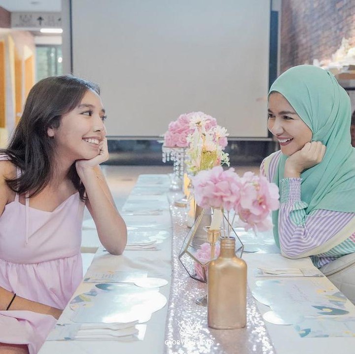 <p>Anaknya yang semakin dewasa membuat Meisya Siregar begitu terharu, Bunda. <em>"Ga kerasa kamu udah bikin KTP sm SIM tahun ini. Ga kerasa kamu udah mau kuliah</em>," ucap Meisya. (Foto: Instagram @meisya__siregar)</p>
