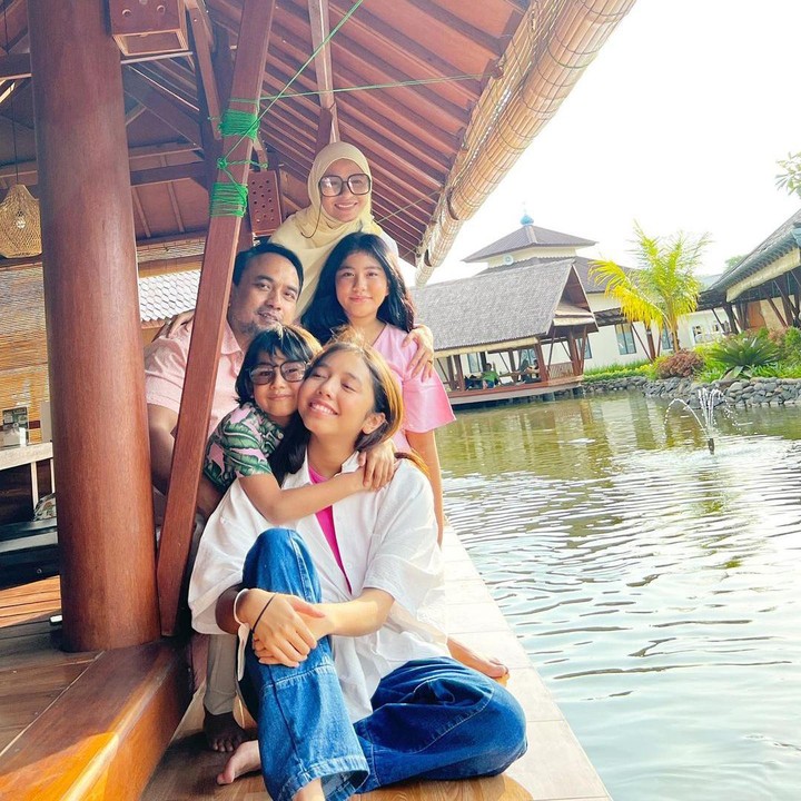 <p>Saat ini Syabila sudah menyelesaikan pendidikan di bangku sekolah. Beberapa waktu lalu, Meisya Siregar membagikan momen bahagia saat putrinya berhasil diterima S1 jurusan Program Branding di salah satu universitas swasta. (Foto: Instagram @meisya__siregar)</p>