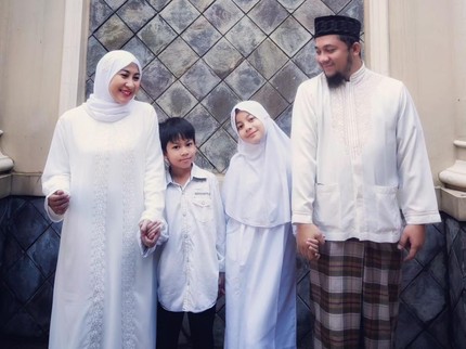 Terpopuler: Jarang Tersorot, Ini Potret Nia dan Adit AFI yang Sudah Menikah 12 Tahun