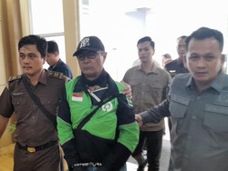 Wajah Lesu Driver Ojol Diciduk Jaksa saat Mangkal, Ternyata Buronan!