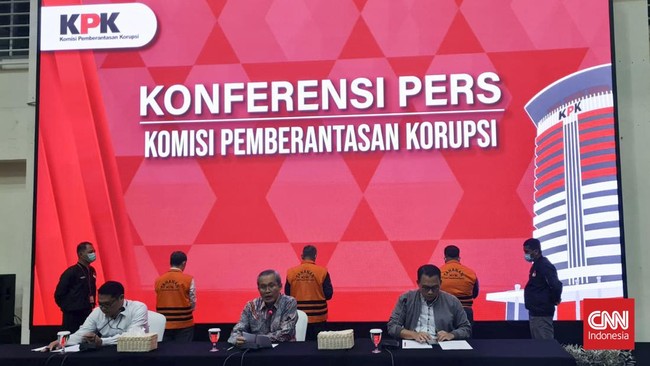 KPK menahan 3 tersangka kasus korupsi yang melibatkan eks Bupati Penajam Paser Utara Gafur Mas'ud.