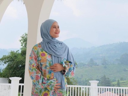 5 Potret Ryana Dea Nikmati Kehamilan Ketiga, Staycation hingga Mencoba Yoga Hamil