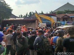 2 Orang Tewas Akibat Mobil Tertimpa Truk di Semarang, 1 Korban Terjepit