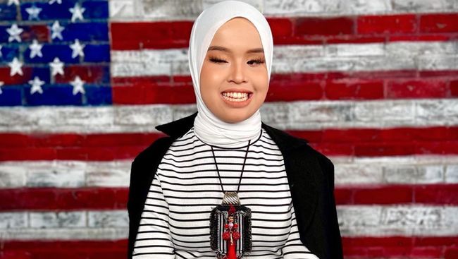 Indonesian Singer Putri Ariani Gets Golden Buzzer From Simon Cowell In