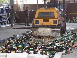 Satpol PP Musnahkan Ratusan Botol Miras Sitaan dari Toko Kelontong di Bogor