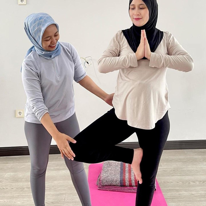 <p>Selain <em>staycation</em>, Dea juga mengikuti yoga hamil. Pada <em>caption</em>-nya Dea bercerita bahwa ini merupakan sesi yoga pertama sejak awal kehamilan ketiganya. (Sumber: Instagram @ryana_dea)</p>