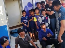 Service Boat Isi 5 Ton Air Bersih Karam Dihantam Ombak Besar di Situbondo