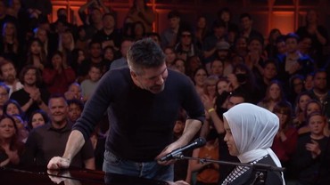 img-title Cerita Lucu Ayah Putri Ariani Salah Tangkap Ucapan Simon Cowell di America's Got Talent