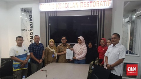 Meskipun telah berdamai di kepolisian, pihak keluarga tetap meminta pertanggungjawaban Pemkot Jambi soal aktivitas perusahaan yang berimbas kerusakan rumah.