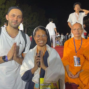 Nyaris Bunuh Diri, 9 Potret Teuku Zacky Eks Peggy Melati Ikut Rayakan Waisak