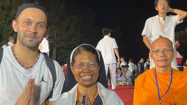 Nyaris Bunuh Diri, 9 Potret Teuku Zacky Eks Peggy Melati Ikut Rayakan Waisak