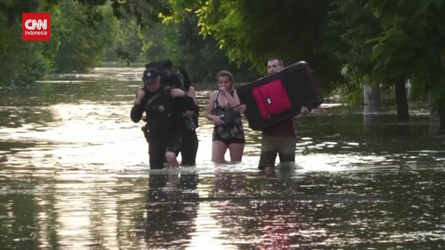 Warga yang sempat bertahan pasca ledakan bendungan Ukraina kini harus mengungsi karena air meluap memicu banjir.