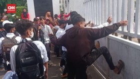 VIDEO: Ratusan Pengangguran di Karawang Unjuk Rasa Minta Kerjaan