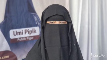 img-title Nathalie Holscher Buka Hijab, Umi Pipik Sempat Menangis