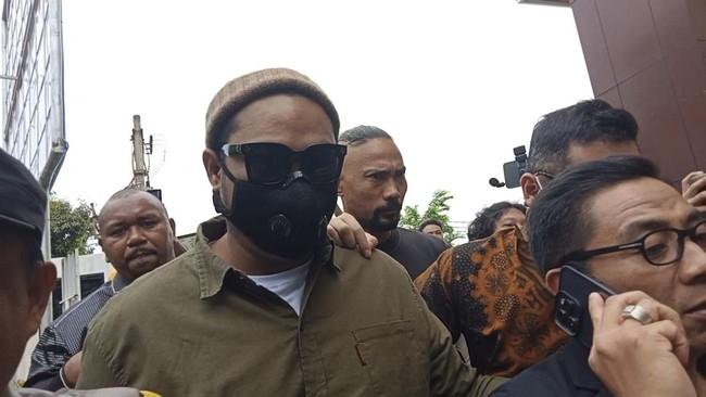 Satuan Narkoba Polres Metro Jakarta Barat menangkap penyanyi Virgoun terkait kasus dugaan penyalahgunaan narkoba.
