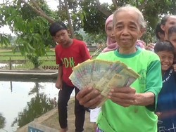 Teka-teki Duit dalam Kresek yang Jadi Rebutan Warga Sumedang