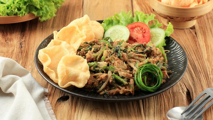 1471550373 Lotek Bandung, Sundanese Traditional Healthy Salad Made from Various Boiled vegetable with Spicy Peanut Sauce. Usually Served wuth kerupuk and Eat with Steamed Rice