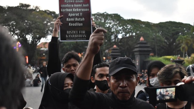Ratusan orang yang terdiri dari Aremania, keluarga korban Tragedi Kanjuruhan menggelar aksi Kamisan di depan Balai Kota Malang, Kamis (8/6) sore.