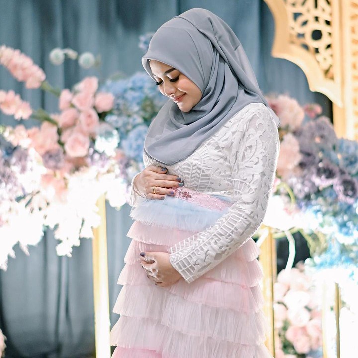 <p>Belum lama ini, Aurel memamerkan baby bump kehamilan keduanya yang sudah cukup besar. Diketahui usia kandungan Aurel saat ini sudah masuk 5 bulan. (Foto: Instagram @aurelie.hermansyah)</p>