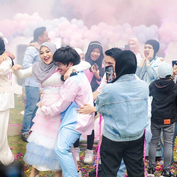 <p>Dalam pesta gender reveal itu, Aurel dan Atta mengumumkan jenis kelamin anak keduanya adalah perempuan. Si Kecil nantinya akan menjadi adik sekaligus sahabat anak pertama mereka, Ameena Hanna Nur Atta yang kini berusia setahun. (Foto: Instagram @attahalilintar)</p>