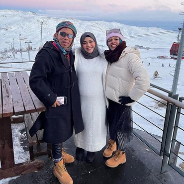 Diminta Punya 15 Anak, 8 Potret Kedekatan Aurel Hermansyah Bareng Mertua