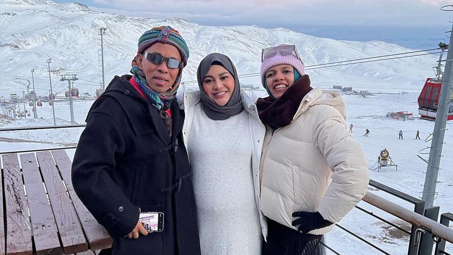 Aurel Hermansyah Bareng Mertua
