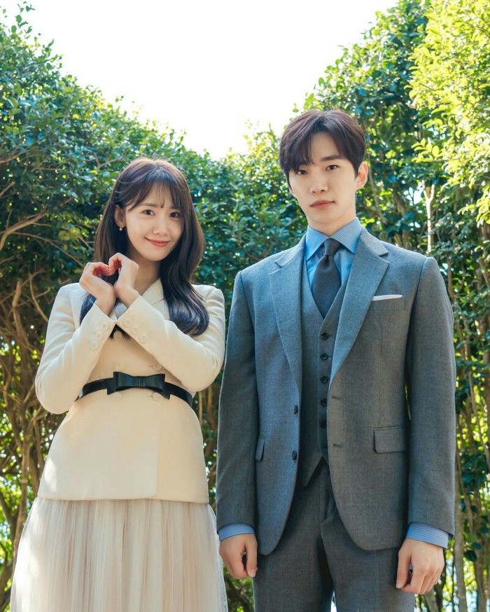 Berawal dari rekan sesama idol hingga menjadi patner MC bersama, Yoona dan Lee Jun Ho akhirnya akan segera menunjukkan chemistry manis lebih banyak melalui drama 'King The Land' yang akan tayang pada (17/6) di Netflix./ Foto: soompi.com