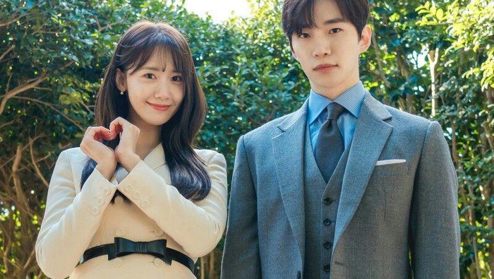 Berawal dari rekan sesama idol hingga menjadi patner MC bersama, Yoona dan Lee Jun Ho akhirnya akan segera menunjukkan chemistry manis lebih banyak melalui drama 'King The Land' yang akan tayang pada (17/6) di Netflix./ Foto: soompi.com