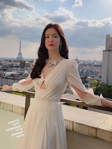 Ada Kecelakaan Saat Bangun Rumah, Song Hye Kyo Minta Maaf Rusak Mobil Tetangga