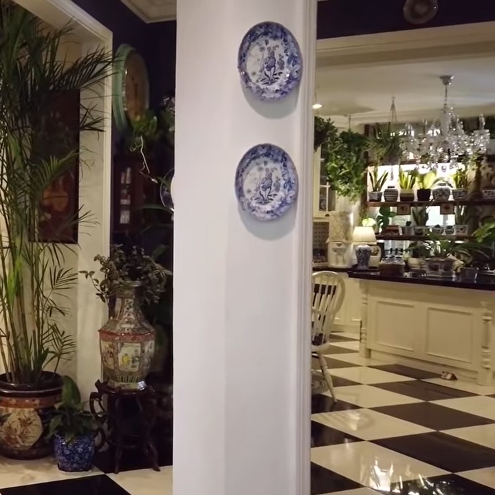 <p>Selain itu, dapur Yuni Shara juga dihiasi dengan pajangan dinding berupa piring antik yang berusia tua. Estetik dan klasik, namun tetap segar dengan nuansa tropis, ya? (Foto: YouTube Yuni Shara Channel)</p>