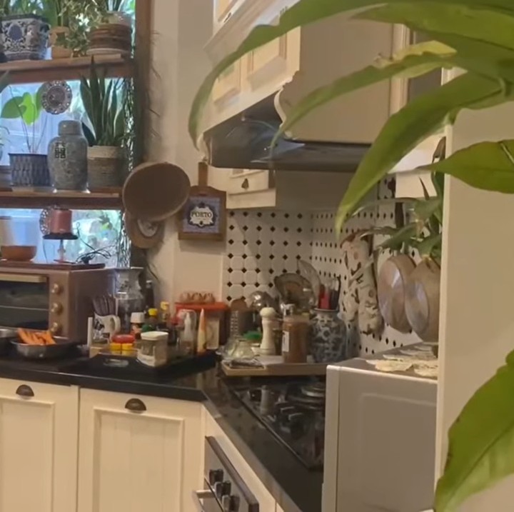 <p>Kecintaan Yuni Shara terhadap tanaman hias sudah bukan rahasia lagi. Kakak Krisdayanti itu gemar mengoleksi tanaman hias yang ia letakkan di berbagai penjuru rumah, termasuk dapur. (Foto: YouTube Yuni Shara Channel)</p>