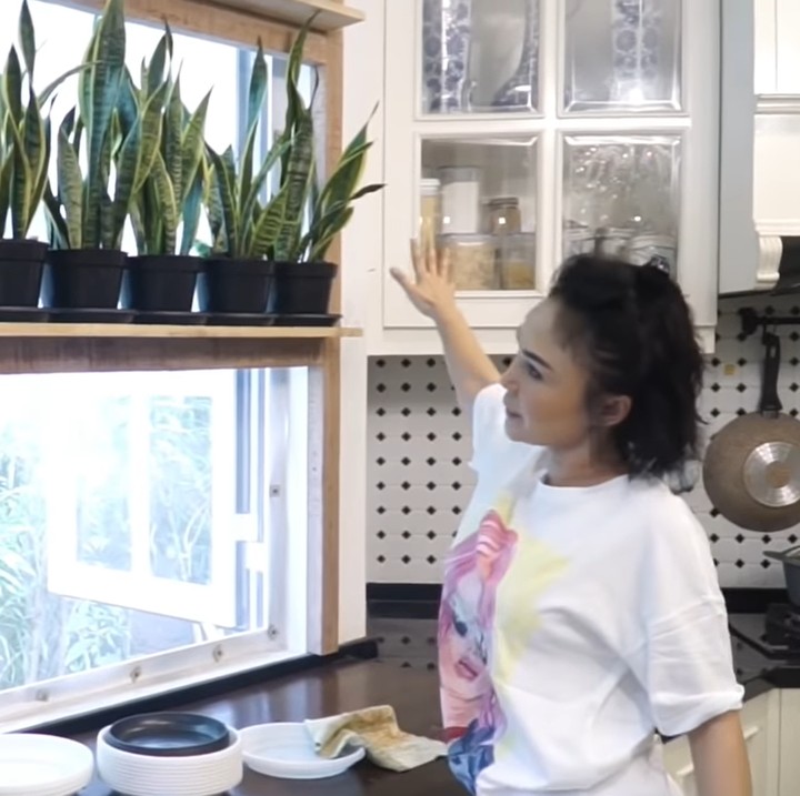 <p>Yuni bercerita, ia sengaja memasang jendela lebar di dapur rumah agar ventilasi udara menjadi lebih baik. Selain itu, cara ini merupakan trik Yuni untuk mengurangi tagihan listrik karena pemakaian AC. </p>