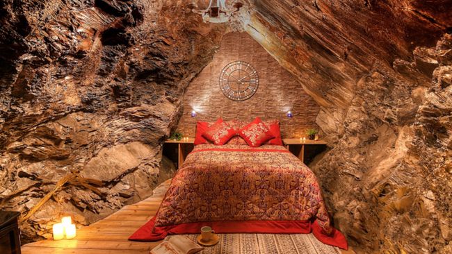 Hotel di kedalaman 1.375 kaki ini terletak di bawah pegunungan Snowdonia, Wales dan resmi dibuka oleh Perusahaan Go Below pada April lalu.