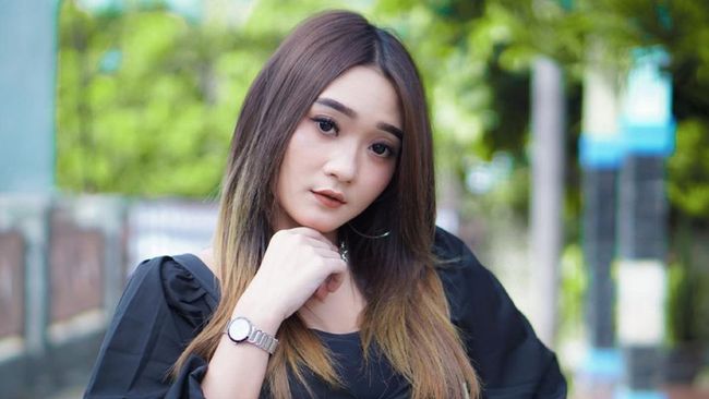 Penyanyi dangdut Difarina Indra mengungkapkan kondisi terkini usai mengalami kecelakaan mobil di Astra Tol Jombang-Mojokerto.