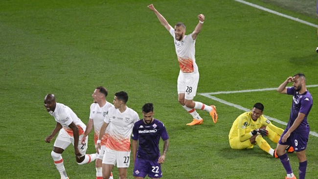 West Ham United berhasil mengunci gelar UEFA Conference League usai mengalahkan Fiorentina 2-1 di final, Kamis (8/6) dini hari WIB.