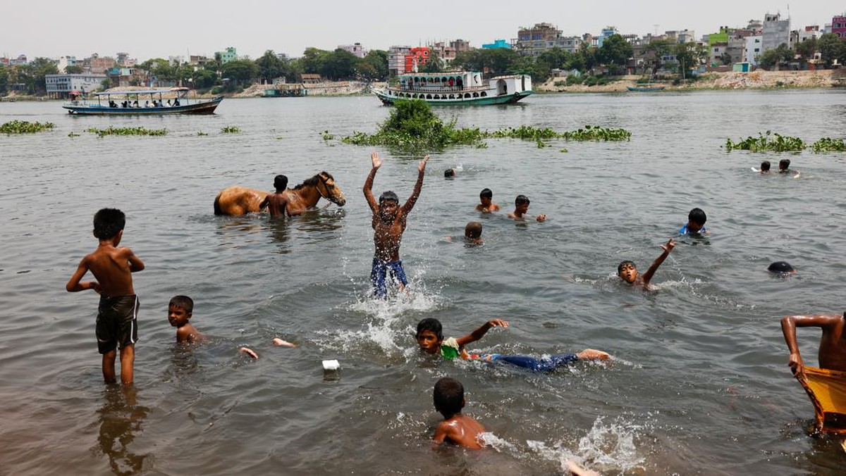 FOTO: Gerah Warga Bangladesh 'Terpanggang' Gelombang Panas