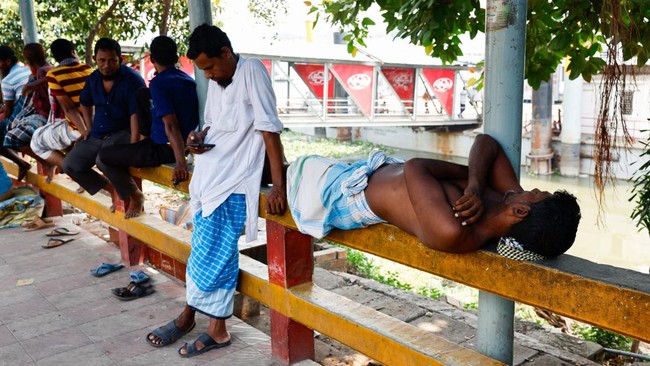 Gelombang panas menerjang Bangladesh dan menyebabkan penutupan sejumlah Sekolah Dasar (SD) hingga ancaman pemadaman listrik.
