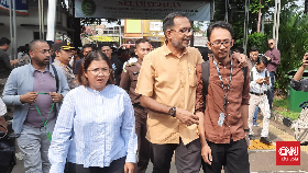 Haris Azhar & Fathia Tiba di PN Jaktim, Massa Ricuh Dilarang Masuk