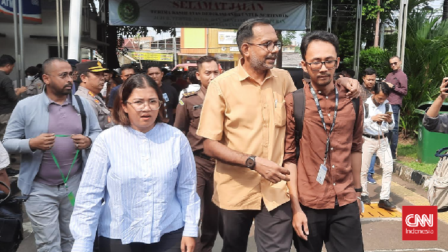 Suasana di Gerbang utama PN Jaktim diwarnai kericuhan ketika Haris dan Fatia tiba sekitar pukul 09.30 WIB, Kamis (8/9).