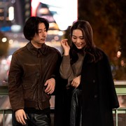 8 Bahasa Tubuh yang Menunjukkan Gebetan Peduli