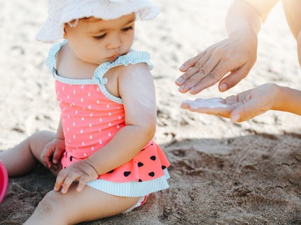 9 Sunblock dan Sunscreen Anak & Cara Memilihnya yang Aman sesuai Kebutuhan