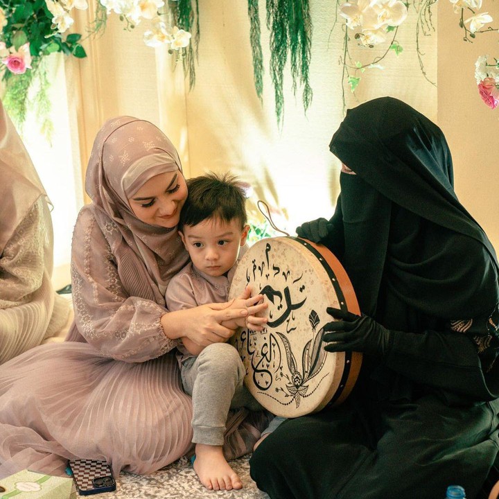 <p>Belum lama ini, Irish Bella mengadakan pengajian di rumahnya, Bunda. Bersama anak, keluarga dan teman sesama artis, wanita berusia 27 tahun ini terlihat tegar tanpa kehadiran sang suami, Ammar Zoni, karena masih menjalani hukuman terkait kasus narkoba. (Foto: Instagram @_irishbella_)<br /><br /><br /></p>
