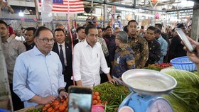 Momen 'Mesra' Jokowi-Anwar di Malaysia: Blusukan sampai Ngopi di Kafe