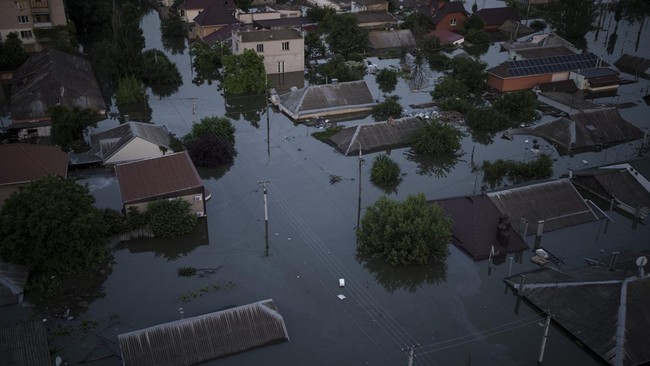 Ukraina menyatakan pasukan Rusia terpaksa mundur dari lima menjadi 15 kilometer di wilayah Kherson imbas banjir bandang akibat bendungan Nova Kakhovka meledak.