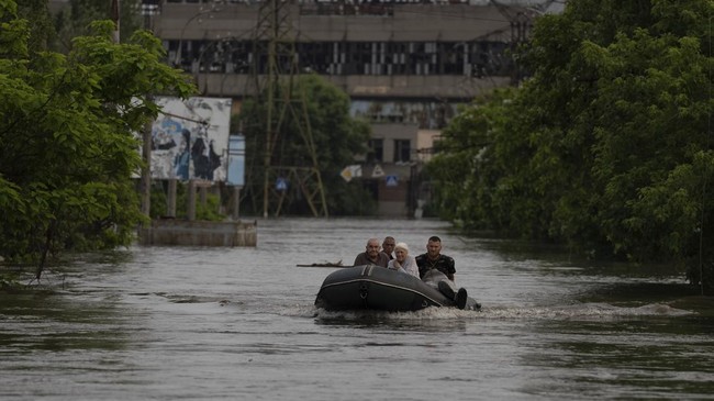 Presiden Volodymyr Zelensky menuduh pasukan Rusia menembaki tim SAR Ukraina yang mencoba mengevakuasi warga korban banjir di Kherson akibat bendungan meledak.