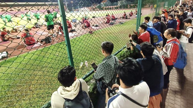 Sejumlah suporter, dari dalam maupun luar Kota Surabaya, antusias menonton latihan Timnas Indonesia di Lapangan Thor, Surabaya, Rabu (7/6).