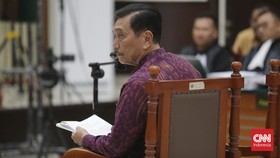 Plak! Luhut Tutup Buku Catatan Usai Diprotes Keras Tim Haris Azhar