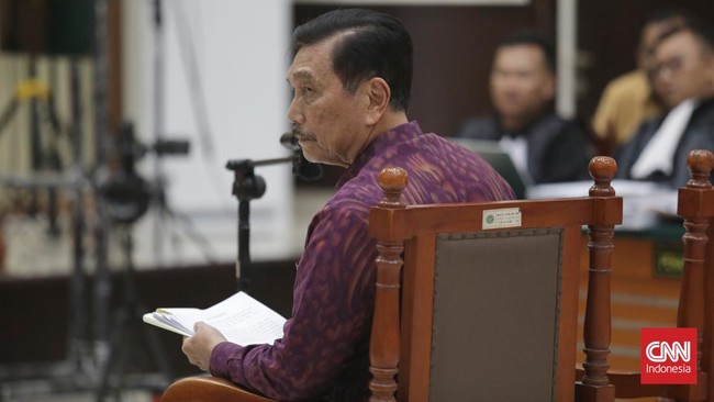 Luhut memilih menutup buku catatan yang dia genggam untuk mengakhiri perdebatan alot majelis hakim dengan kuasa hukum Haris Azhar di persidangan.
