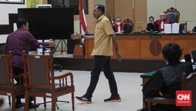 FOTO: Momen Haris dan Fatia Berjabat Tangan dengan Luhut